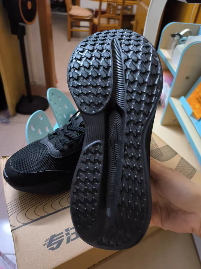 国货之光鸿星尔克运动鞋