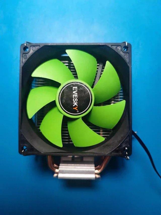 寒冰 100 风扇，至强E3处理器照样玩！
