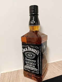 看！我翻箱倒柜找到了一瓶20年的杰克·丹尼