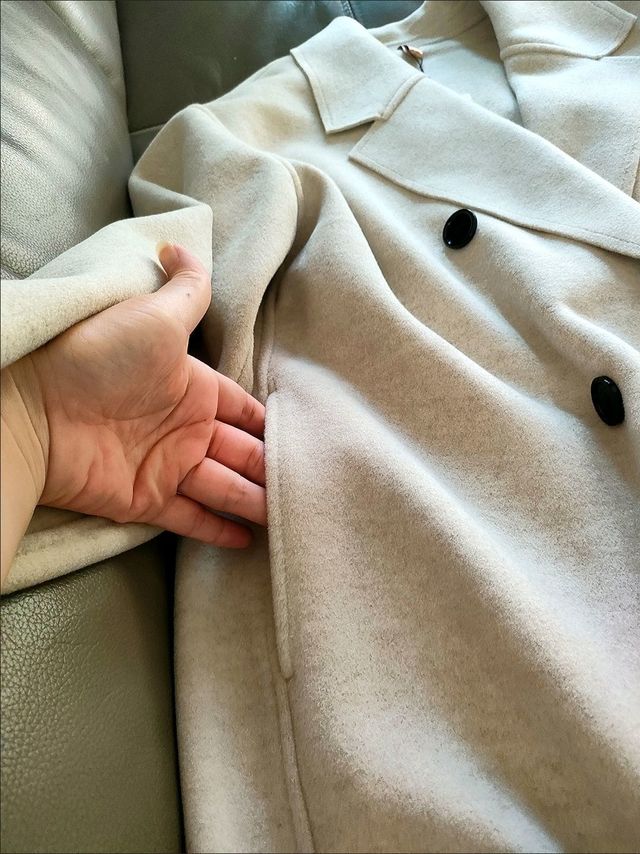 她的穿搭风格很可以，双面羊绒大衣