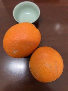 打工人下午拿橙子补充维生素