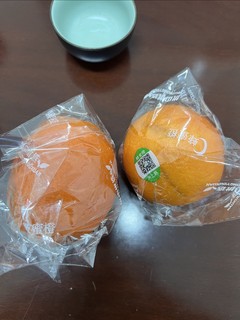 打工人下午拿橙子补充维生素