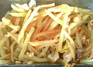 自己带饭：杂粮米饭+胡萝卜土豆丝+娃娃菜炒辣肠