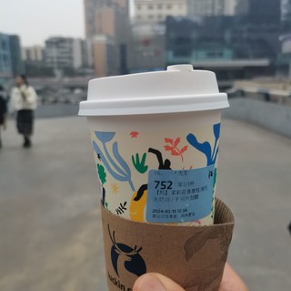 一杯咖啡知春就在九块九的瑞幸茉莉拿铁