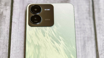 手机平板 篇一：iQOO Z9率先在海外发布，全新高级绿色拉丝设计，搭载天玑7200芯片 