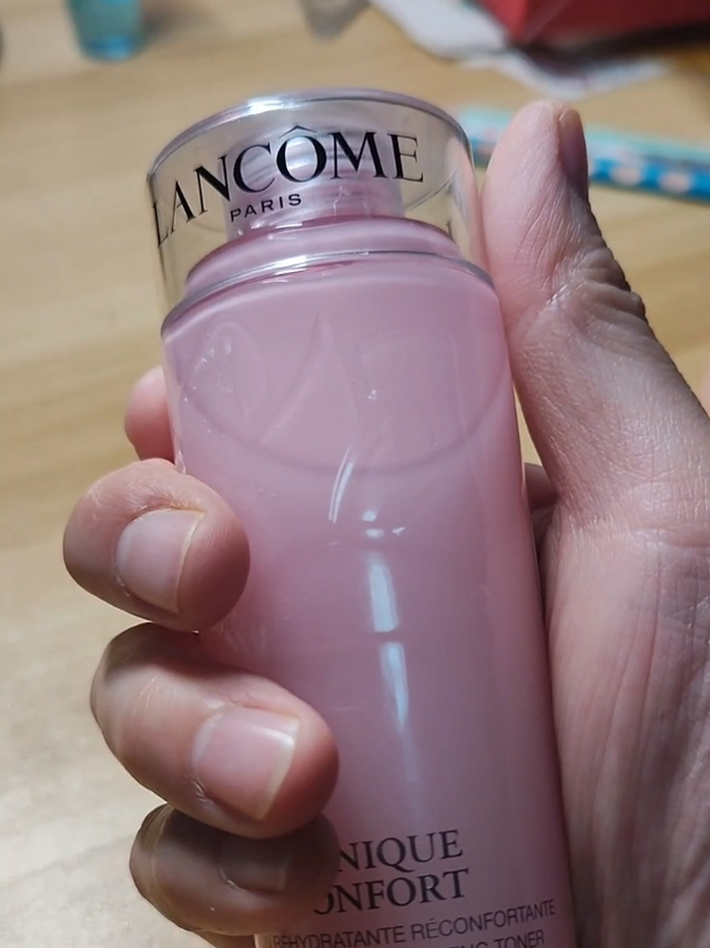 🎀补水保湿的功能非常棒，兰蔻爽肤水😍！每次用完都感觉皮肤像喝饱了水一样，变得水润有弹性✨。