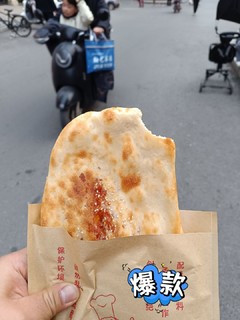 带饭带锅盔呀，青菜味的，牛肉味的都有