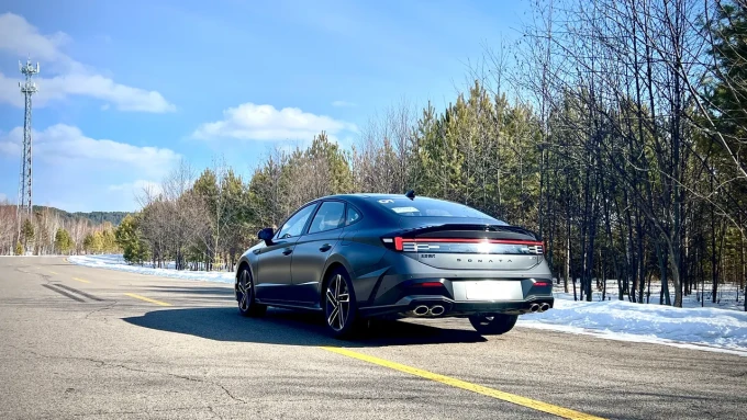 来看看第十一代索纳塔外观内饰全变了看前脸充满未来感尾部也不乏战斗