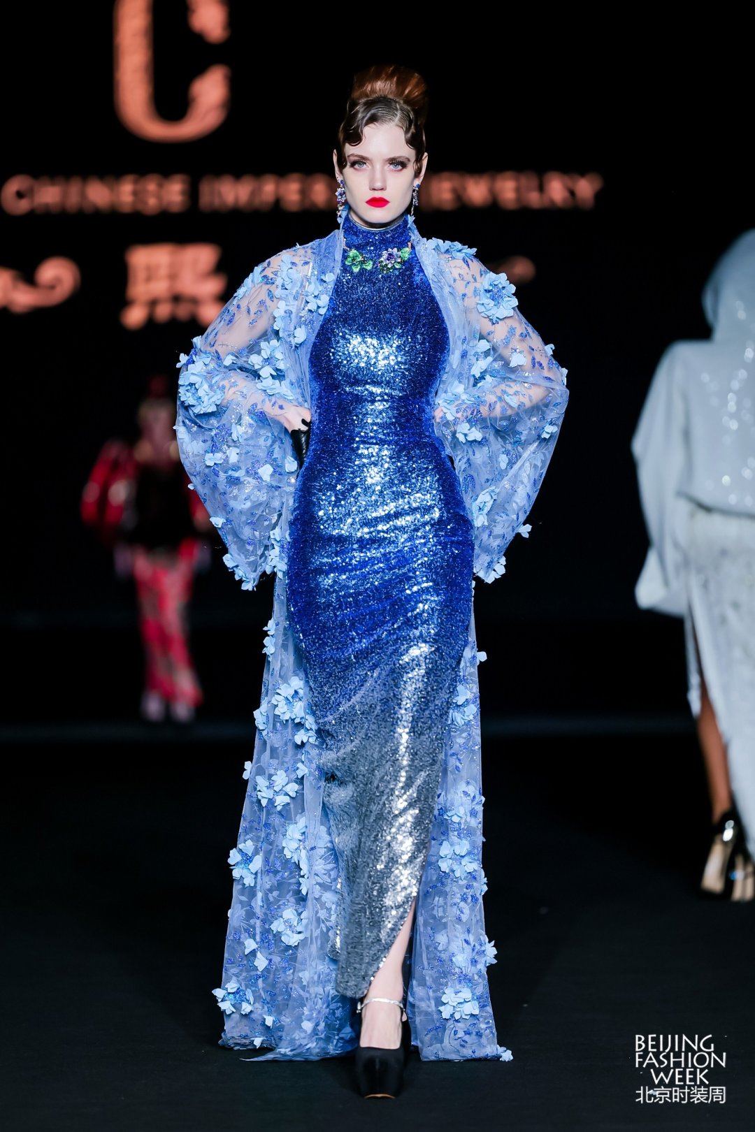 北京时装周胡社光百件旗袍秀穿梭在中式旗袍上的民族文化