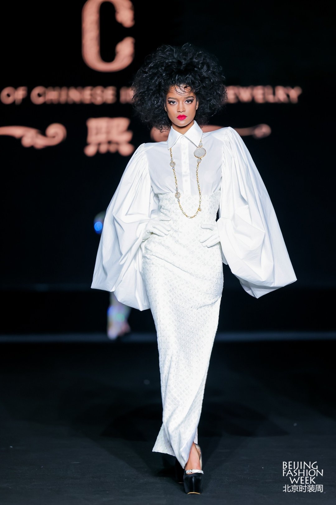 北京时装周胡社光百件旗袍秀穿梭在中式旗袍上的民族文化