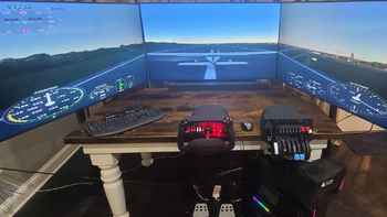 飞行与赛车模拟游戏体验提升之选：三联屏对比虚拟现实