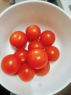 一口回到小时候，胖东来株上小番茄，小贵，但好吃。