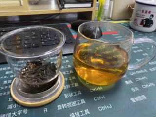 熬夜加班时可以泡一杯红茶。