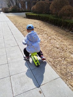 春暖花开，萌娃骑着心爱的滑板车四处溜达～