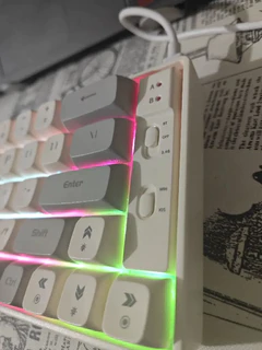 这个键盘颜值很不错，配色很舒服，敲击手感上来讲也不错，声音听着很舒服