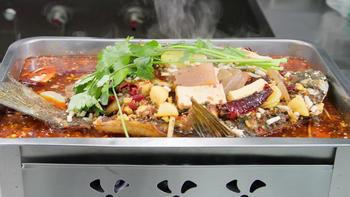 王刚的美食精选 篇167：厨师长教你：“麻辣烤鱼”的非家常做法，皮脆肉嫩，麻辣味厚 