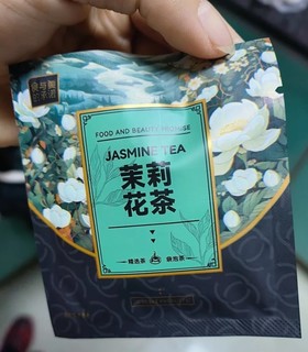 春天花开时节，来一杯清新的茉莉花茶，香气宜人