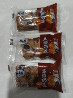 别看这个沙琪玛其貌不扬，但是很好吃。