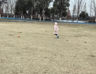 用足球让孩子奔跑起来