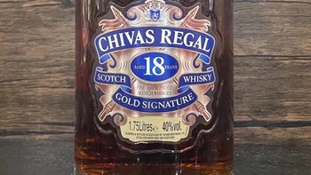 酒要一起喝 篇二十四：一瓶很有架子的芝华士18年的苏格兰调配型威士忌，它是打了架子的，共有1.75升