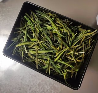 安吉白茶非白茶，它是绿茶的一个变种。