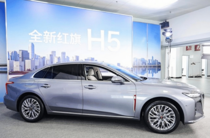 红旗轿车怎么样 独具匠心,最美国产中型车,车长近5米,快来一探究竟