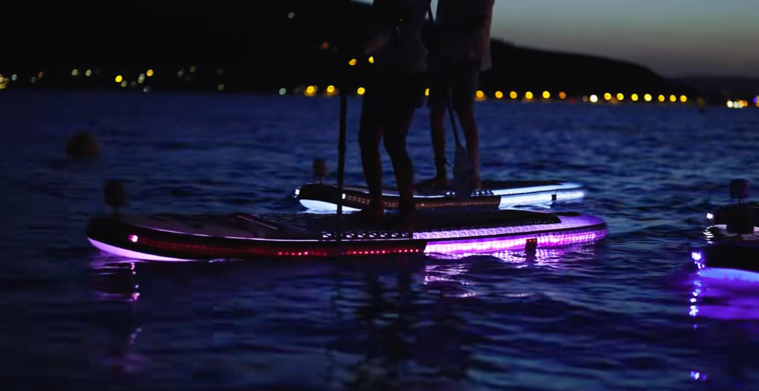 硬核新科技？世界上第一块黑夜中发光的桨板，户外党又要爱上了！
