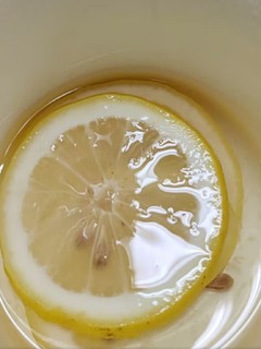 外出踏青，自备自己制作的蜂蜜柠檬水