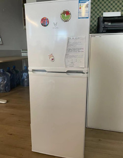 云米130L冰箱是一款适合单身人士和小家庭使用的小型冰箱。