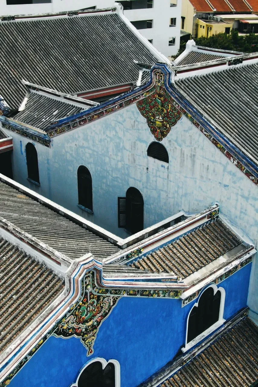 张弼士故居,又名"蓝屋",这幢清朝末年商贾府邸,以一抹摄人心魄的蓝