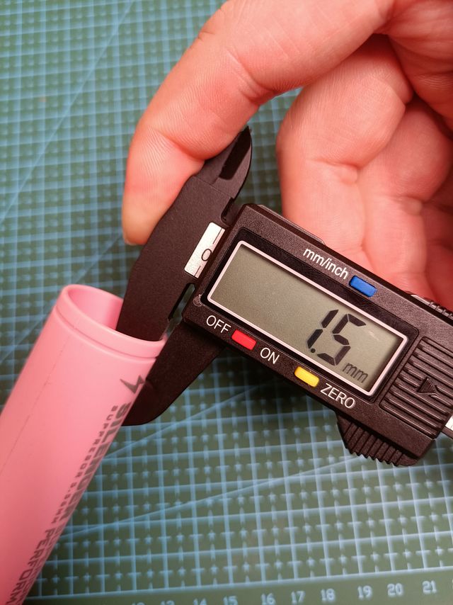 假如你有一个游标卡尺，她是塑料的，但是很小巧精致，还带数显，并且是个位数入手的，你会嫌弃她吗