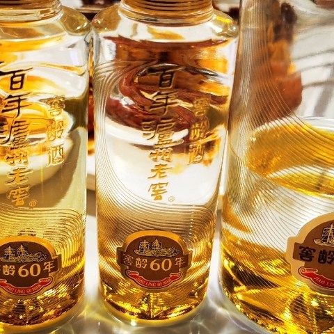 跟几个兄弟小酌百年泸州老窖窖龄60年