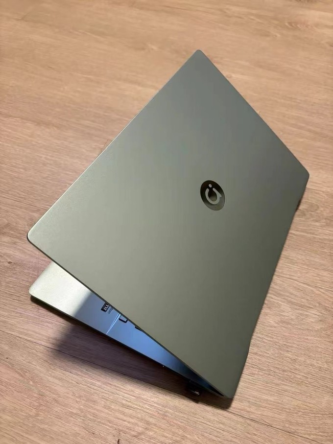 华硕a豆14 air是一款轻薄实用的笔记本电脑,采用英特尔酷睿处理器和