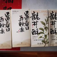 尝着知味观的龙井茶酥绿茶糕，我仿佛被带到了杭州的春天