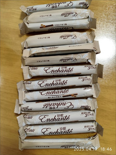 金帝珍爱榛仁夹心巧克力棒——瑞士大师调制，丝滑与香脆的完美结合！