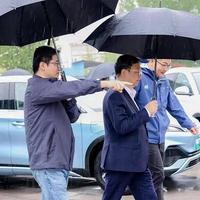 接地气！比亚迪总裁王传福冒雨走访县乡市场
