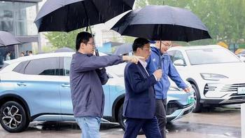 接地气！比亚迪总裁王传福冒雨走访县乡市场