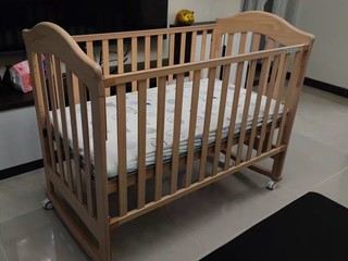 实木婴儿床，安全又舒适
