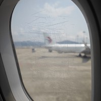 好奇飞机窗的划痕，是怎么形成的？