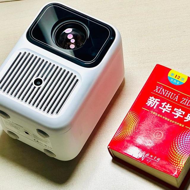 平价投影仪新宠——万播Dali 1，智能便携两不误