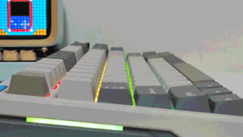 出道诚意满满~这把“胶坨坨”居然采用了Leaf-Spring +Gasket双结构！ilovbee大黄蜂B87三模机械键盘体验