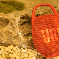 HIFI器材 篇一百六十九：JBL CLIP 5音质算是掌上蓝牙音箱的小霸王，防水耐用，户外音乐之选