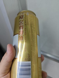 夏日畅饮百威金尊拉格啤酒