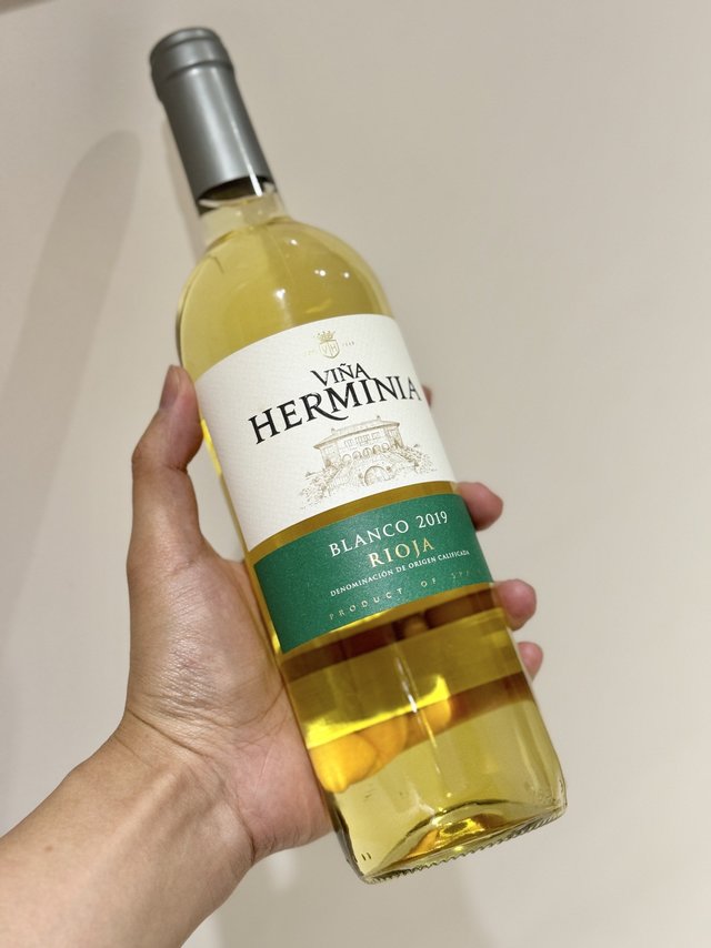 又是一瓶不具名的白葡萄酒