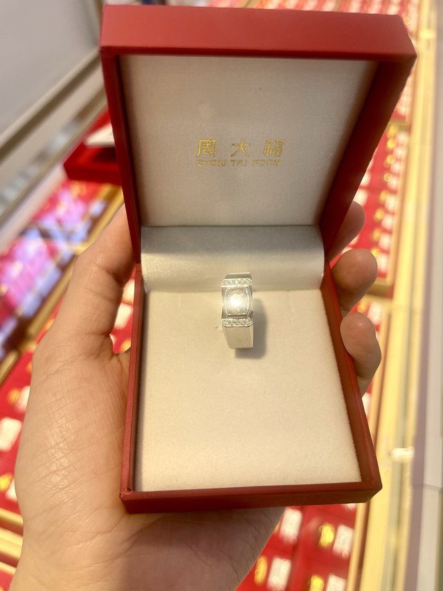 谁说钻戒只对女人有吸引力，男人也受不了阿，听说越戴越“赚”，直接安排一克拉！