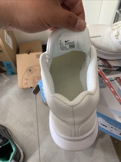 适合出游的白色的Nike运动鞋，穿了半个月，现在已经脏了