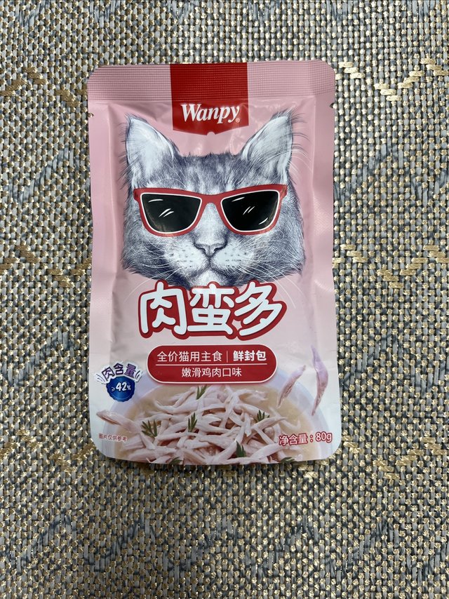 顽皮的肉蛮多全价猫用主食鲜封包，给猫咪吃