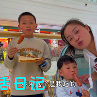 放假带2个孩子在内江玩，二宝看到什么都稀奇