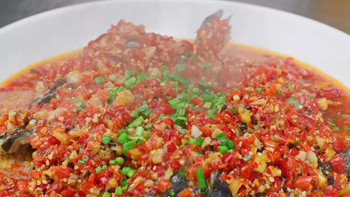 王刚的美食精选 篇一百七十二：厨师长教你：“自制剁椒蒸鱼头”的家常做法，色泽红亮，肉质鲜嫩