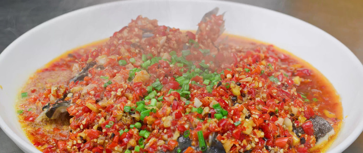 王刚的美食精选 篇一百七十二：厨师长教你：“自制剁椒蒸鱼头”的家常做法，色泽红亮，肉质鲜嫩